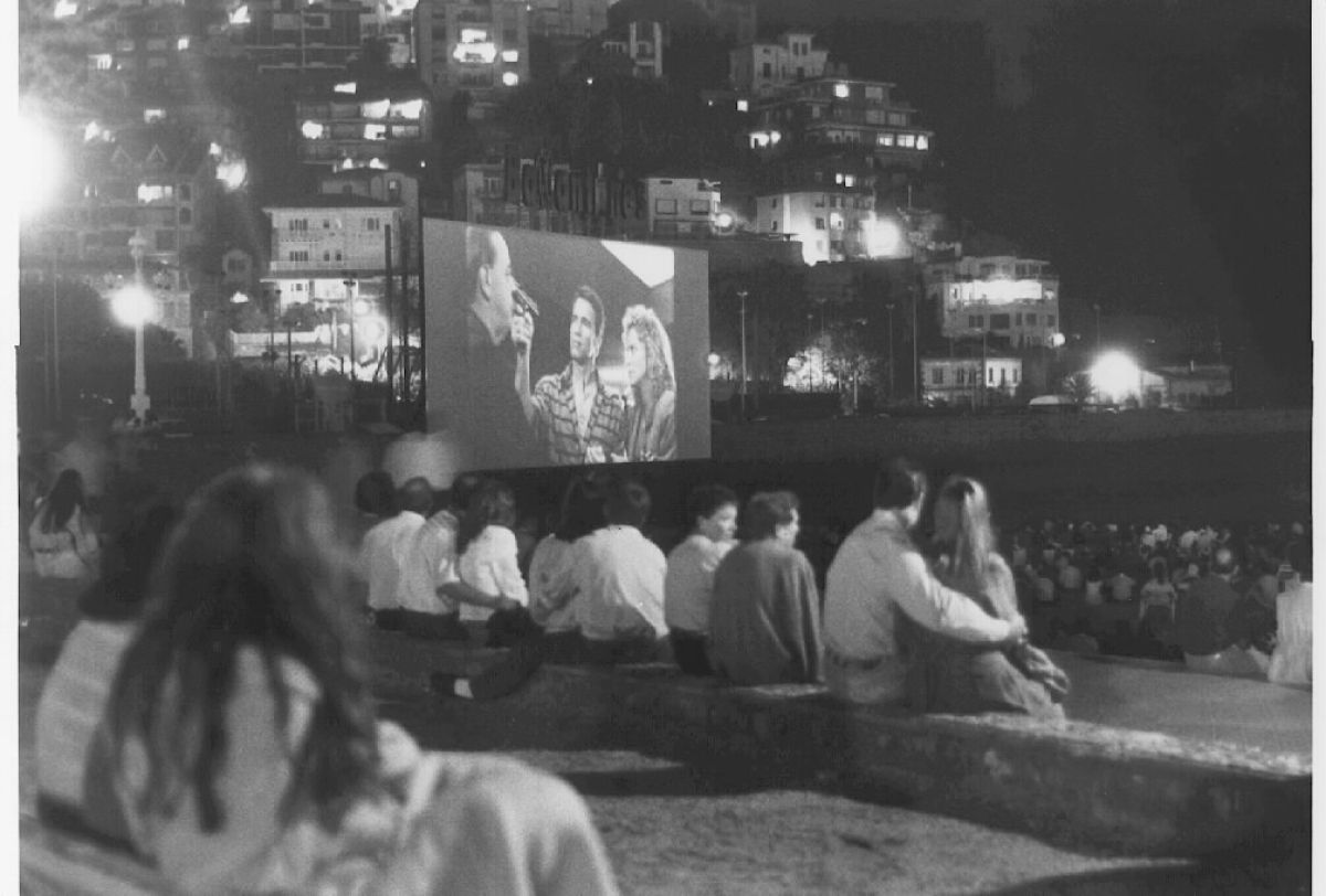 Ver cine con los pies en la arena